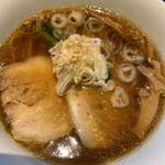 支那そばや - 鮭出汁醤油らーめん　並　900円
      この日いただいたらーめん　オリジナルの醤油じゃ
      ないけれど、これもめちゃくちゃ美味い！