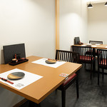 旬肴ふく堀田 - 内観写真:テーブル席