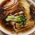 柴崎亭 - ボスが頼んだ焼豚鴨中華そば　1,100円　税込
      　チャーシューは美味そうだけど…
      　やっぱりワンタン中華そばには敵わないかな〜