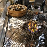 焼きはまぐりSTAND - 店内（焼き場）