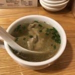 餃子歩兵 - 生姜と鶏のスープ