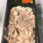 旅弁当 駅弁にぎわい - ... 肉量に齟齬。上下に隙間有、肉も踊っていない。2019.11.21 Thu.