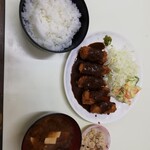 Tonkatsuno Maruei - カキフライ定食580円。ソースでも味噌でも同じお値段のようです。