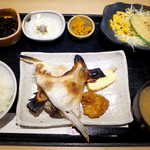 板前バル - 本日のお魚定食・ブリかま塩焼（￥900）。おぼろ豆腐におぼろ昆布を掛けてあるのは、ニクい演出