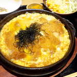 板前バル - 卵のとじ具合はレア。肉質は並、甘辛く分かりやすい味付け