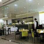 ラウンジ春秋館 - 店頭。ややリッチな雰囲気。ガラス張りで廊下からも中がよく見えます。