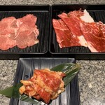 焼にく 和牛食堂 - 最初に出てくるお肉（牛たん、すき焼きしゃぶ、カルビ）