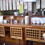 萬里 - カウンター席とテーブル席、奥に座敷有り