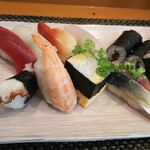 玄海鮨 - マグロ、イカ、ホッキ貝、カンパチ、タコ、エビ、玉子、サバそしてカンピョウ巻（山葵入り）