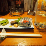 繁すし - 付き出し ＆ 冷酒（芳水 純米吟醸）