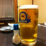 にぎわい屋小芋ちゃん - 重いくらい大きいジョッキです。