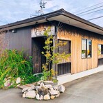 とむ - レトロな外観。老舗感があります。