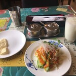 スターサンジ - サービス豆菓子　サラダ　ラッシー