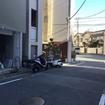 菜と魚の旬 とき - バイクがあり分かりづらいが、その先にあります