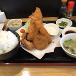 三獅舞 - フライ盛り定食 700円。とり唐揚げ1個100円を2個追加。