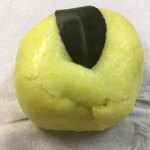 和菓子処 大角玉屋 - 柚子の実をイメージしたまん丸黄色い饅頭の上には本物の柚子の葉が載っています