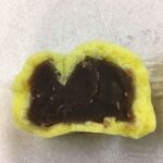 和菓子処 大角玉屋 - 柚子の香りがする薄皮の内側には小豆のこし餡がたっぷり　