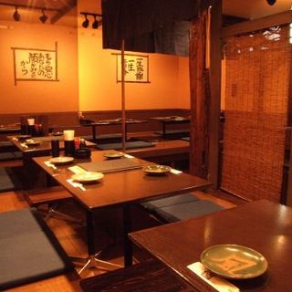 居心地の良い店内では、お1人様の一杯やデート、貸切宴会も