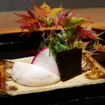 日本料理 幸庵 - あやめ蕪の糠漬け、昆布、蕪の茎昆布