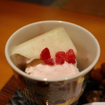 日本料理 幸庵 - ストロベリーアイスと洋梨、ラズベリー添え