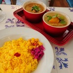 ドゥミュミュール 樹の音 - 白地のタイルのテーブルに、赤いラムカンとサフランライスの黄色が素敵。