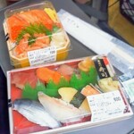 Akita Sushi - サーモン親子丼、数量限定握り