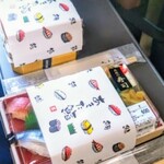 Akita Sushi - テーブルは息を止めて静かに下ろす派ですか。私は、車両の揺れさえも計算して…、ええ、ええ、そうです。