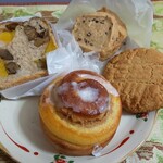 ベイクハウス イエローナイフ - 左：カボチャ&クリ、上：カカオニブクッキー
            右：ピーナッツクッキー、下：シナモンロール