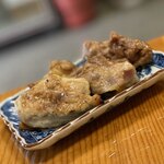 Mukashinokiritampoya - 比内地鶏の炙り焼き。比内地鶏のタタキをイメージしていたが、半生だが表面の皮目はしっかり焼かれた皮下の脂が秀逸。歯応えと脂の旨味が交錯する抜群の美味しさ。