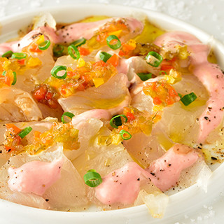 カルパッチョをはじめ、明石の昼網で揚がった鮮魚を活かした逸品