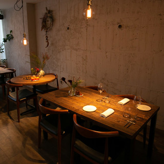 木のぬくもりの中に、季節の花々が灯るあたたかみ溢れる店内。