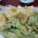 勝しん - たらの芽とみずいかの天ぷら。ここの天ぷらなかなか、。