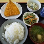 めしやたべよし - アジフライを中心とした定食870円（税込）