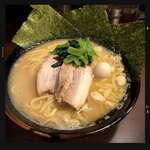 Kamata Ikka - 豚骨醤油ラーメン　中盛　860円