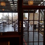 Shigeno Ya - 内観（外のテラス席。赤い線は県境界線）