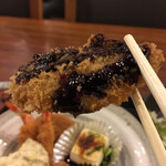 Shiawase Ryourinegi Bouzu - 一口サイズで食べやすく、サクッと揚がったトンカツです