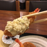 Shiawase Ryourinegi Bouzu - 自家製タルタルソースがけ美味しいエビフライ、小さいけど満足度は高い