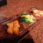 焼肉うしごろ 銀座店 - キムチ盛り合わせ