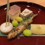 日本料理 たかむら - 八寸。本モロコの山椒煮、銀杏、玉、きぬかつぎ、ゴマ寄せ。どれも大事に頂きたくなりほど、見た目も綺麗で繊細な味わい。
            