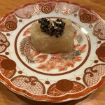 日本料理 たかむら - 蕪餅。蕪は出汁がでるが、それでは普通のやり方になるので、出汁も使って蕪餅として全ての旨味を凝縮して閉じ込めた絶品。ベステルキャビアをのせて上品に。