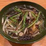 日本料理 たかむら - 沢煮椀。10種類の山菜とキノコを昆布出しに濃くを出す為に豚の背油を入れて仕上げる。すっごく健康的な逸品。
      