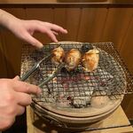 日本料理 たかむら - 比内地鶏の肉詰め。目の前の七輪で焼き目を入れて仕上げます。