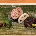 日本料理 たかむら - 比内地鶏の肉詰め。首皮に内臓以外の全ての部位を細かく叩いて詰めた肉の塊りを備長炭でじっくり焼き上げる。