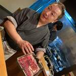 日本料理 たかむら - ご主人からは事前に赤身の多い熊肉を見せて頂きます。やっぱりジビエでは熊肉が一番美味いとのこと。肉自体が美味いので調理法を間違えなければ必ず美味く仕上がると豪語される。枠に捉われない発想が凄い。