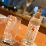 日本料理 たかむら - お薦めの「しらら」という炭酸水。白樺の味わいらしく驚くほどすっきりしている。たかむらさんの料理にあうように特別に作ったらしい。