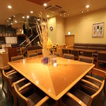 新橋珈琲店 - 広々とした店内です。