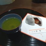 Ume Zono - 待合席のお茶と苺大福