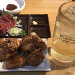戸塚肉酒場 - メガハイボール、馬刺680円、唐揚げ中盛り660円