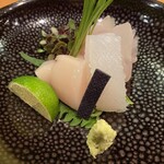 日本料理 たかむら - 秋田産のアオリイカ、クエ、ホタテに水前寺海苔を添えて。やはり地物ですから鮮度抜群。