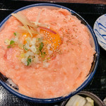 産直仕入れの北海道定食屋 北海堂 - 羅臼産鮭トロ丼定食(大盛) アップ